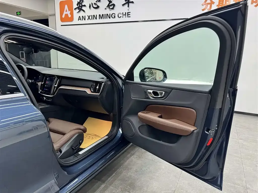 Volvo V60 2024 из CN, фото 3