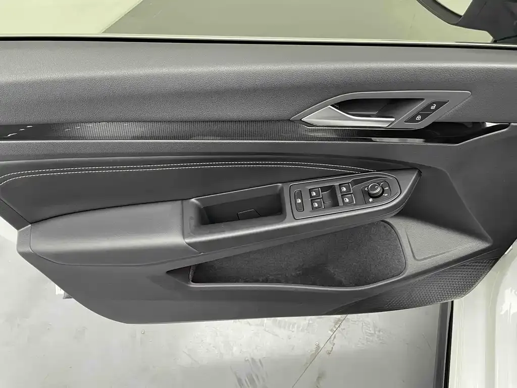 Volkswagen Golf 2023 из CN, фото 10
