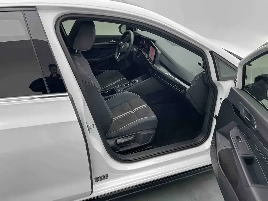 Volkswagen Golf 2023 из CN, фото 7
