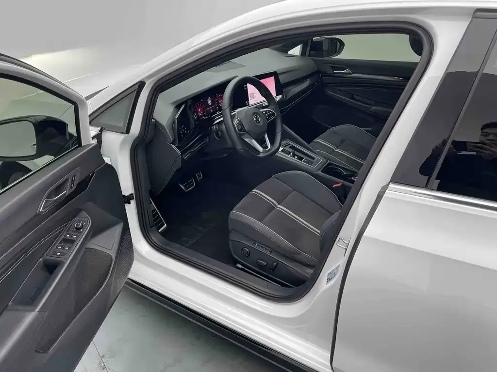 Volkswagen Golf 2023 из CN, фото 9