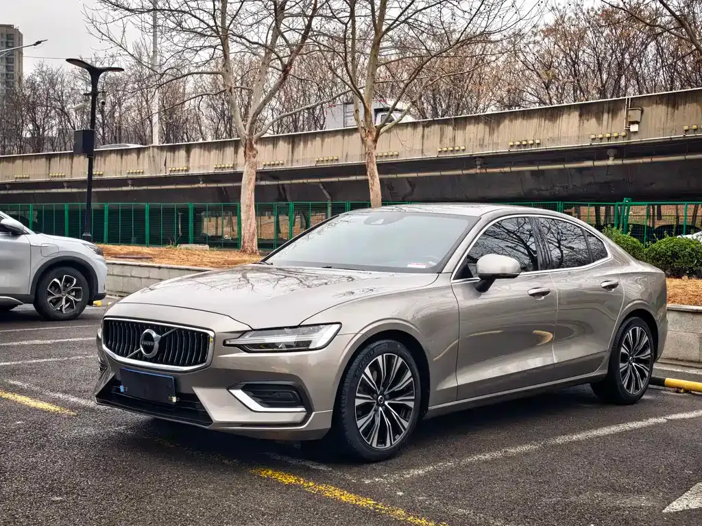 Volvo S60 — фото 1
