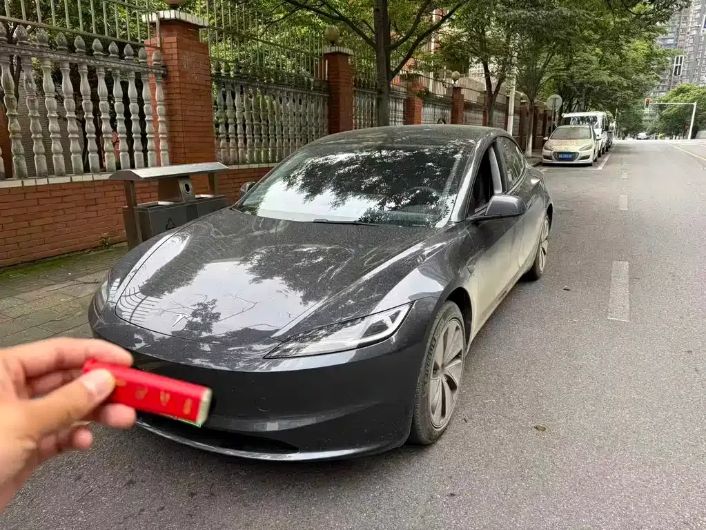 Tesla Model 3 — фото 1