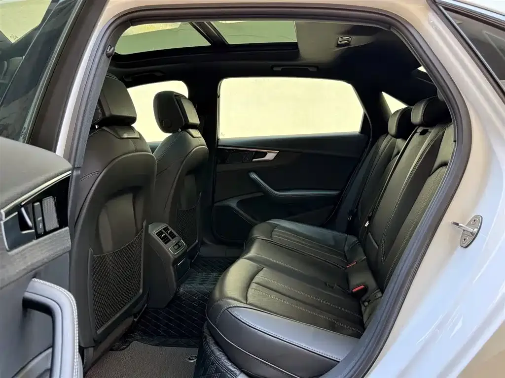 Audi A4L 2023 из CN, фото 2