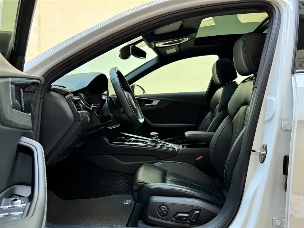 Audi A4L 2023 из CN, фото 8