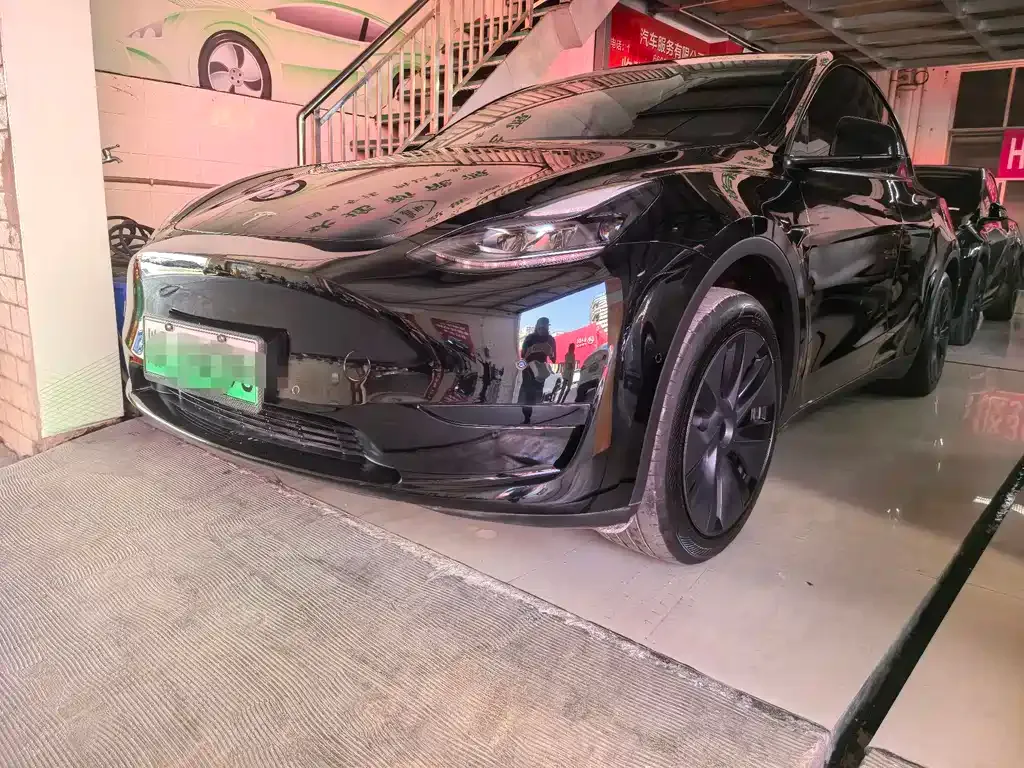 Tesla Model Y — фото 1