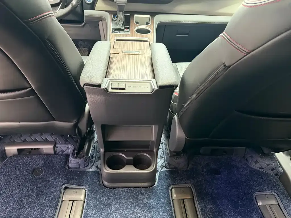 Toyota Sienna 2024 из CN, фото 3