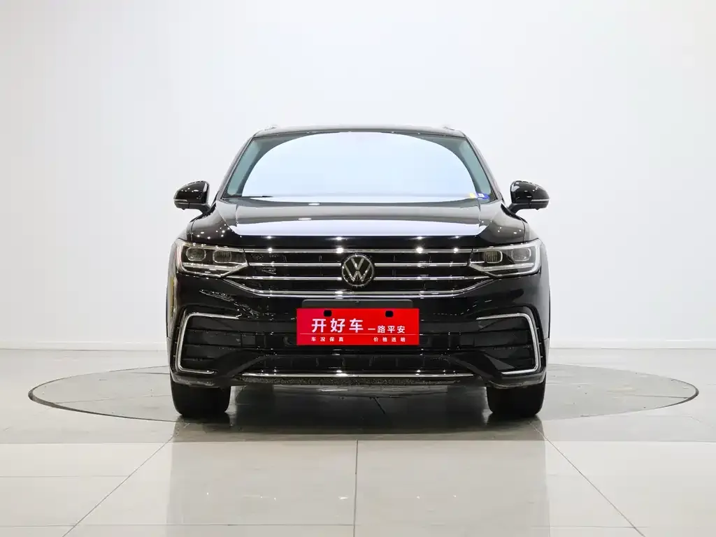 Volkswagen Tiguan L — фото 1