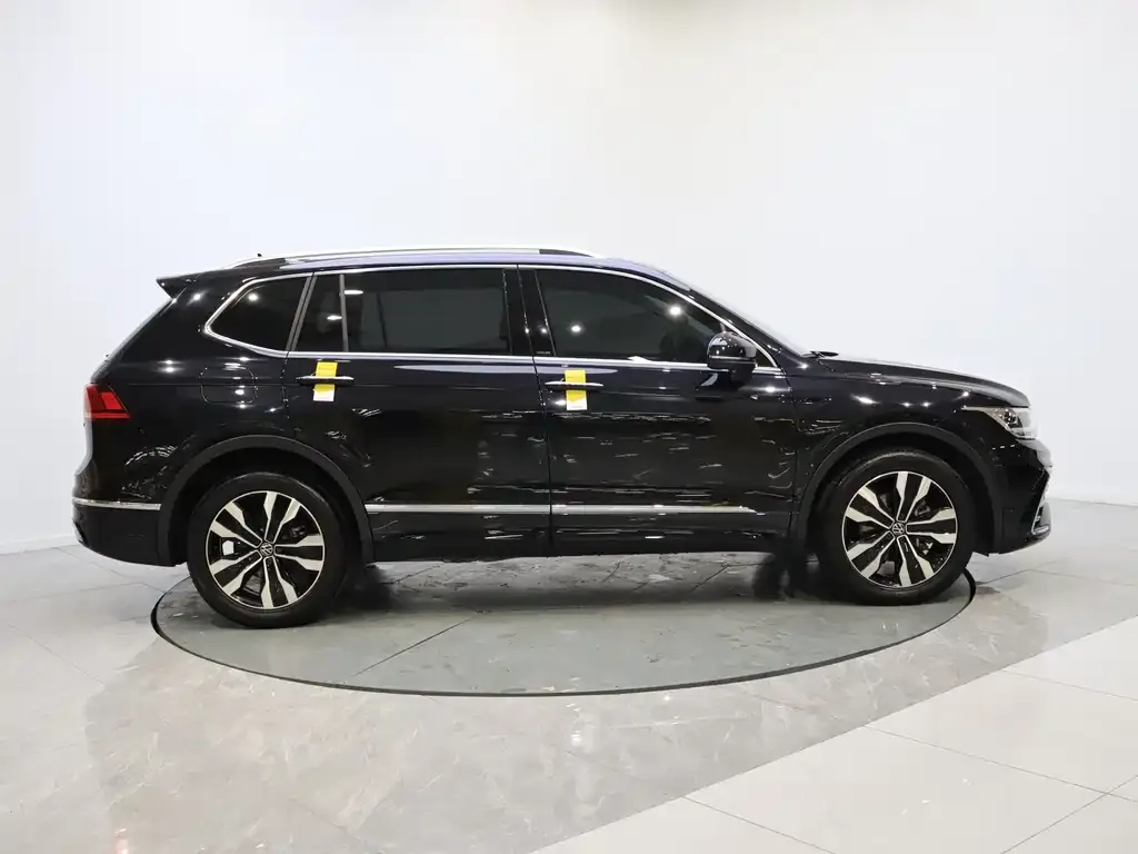Volkswagen Tiguan L — фото 10