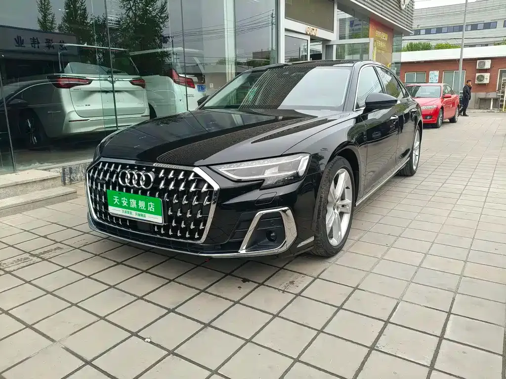 Audi A8 — фото 1