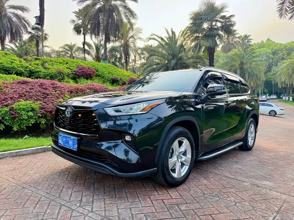 Toyota Highlander — фото 1