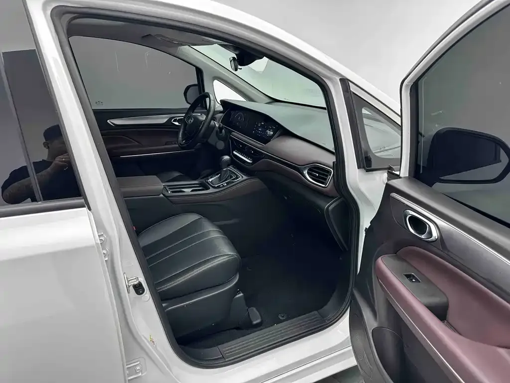 GAC Motor Trumpchi M6 — фото 10