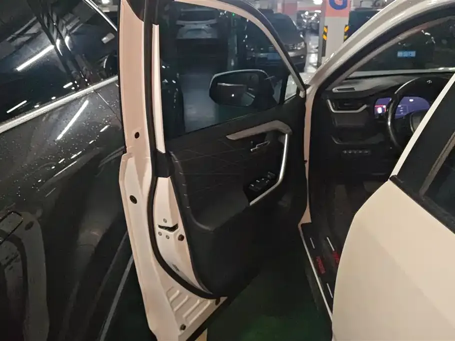 Toyota RAV4 — фото 10
