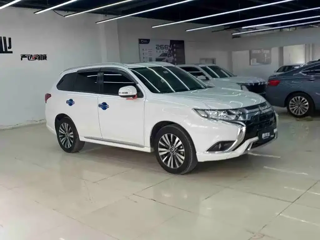 Mitsubishi Outlander — фото 1