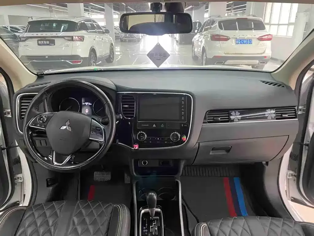 Mitsubishi Outlander — фото 10