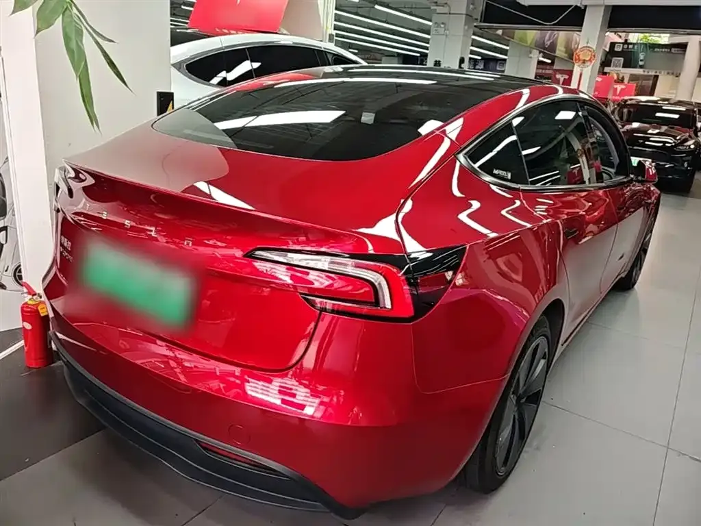 Tesla Model 3 — фото 9