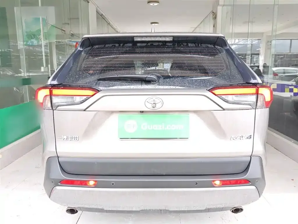 Toyota RAV4 — фото 10