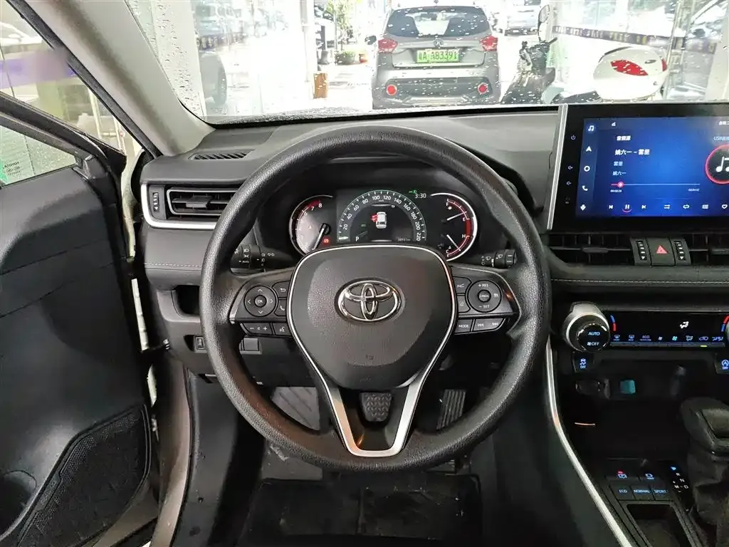 Toyota RAV4 — фото 5