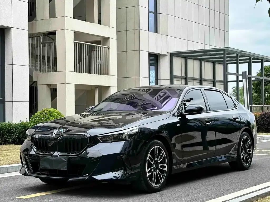 BMW 5 Series 2025 из CN, фото 1