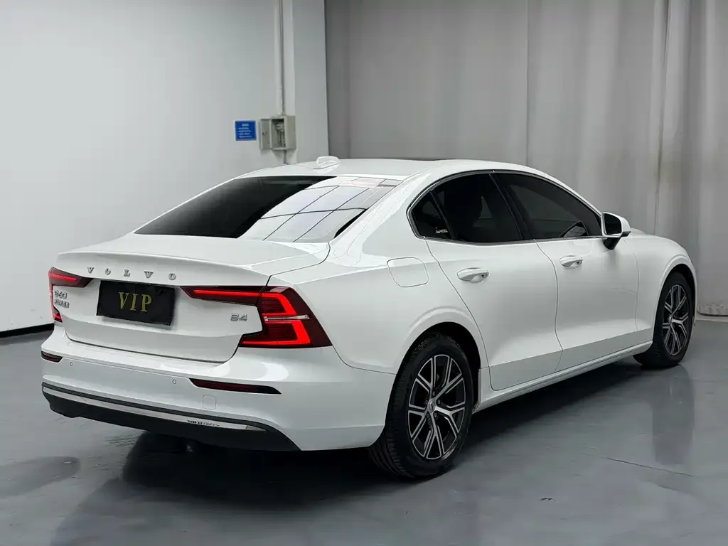 Volvo S60 2022 из CN, фото 4