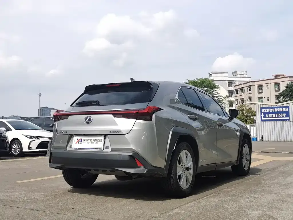 Lexus UX — фото 3