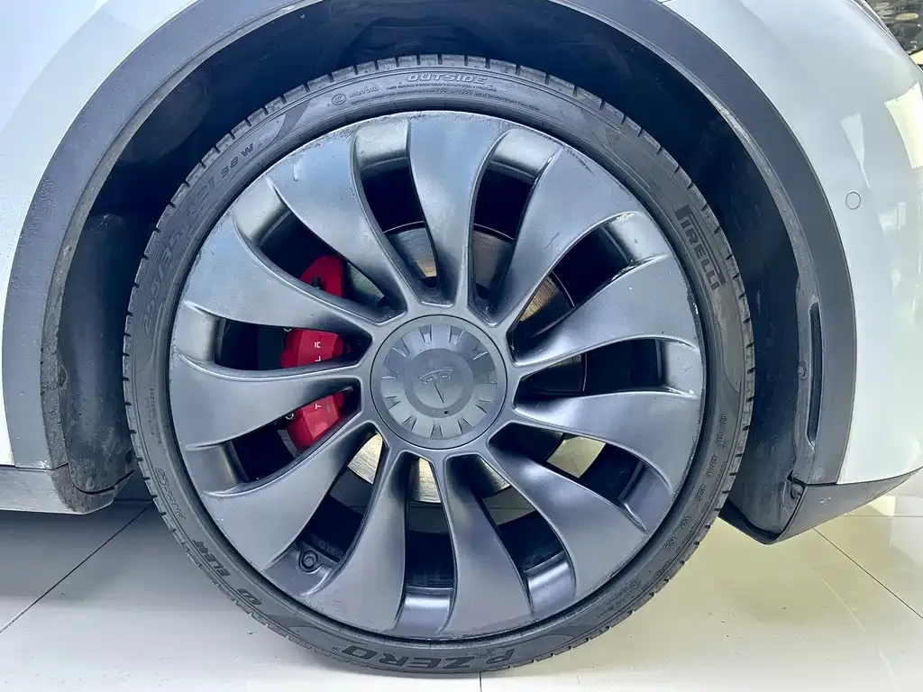 Tesla Model Y — фото 8