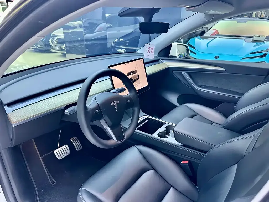 Tesla Model Y — фото 5