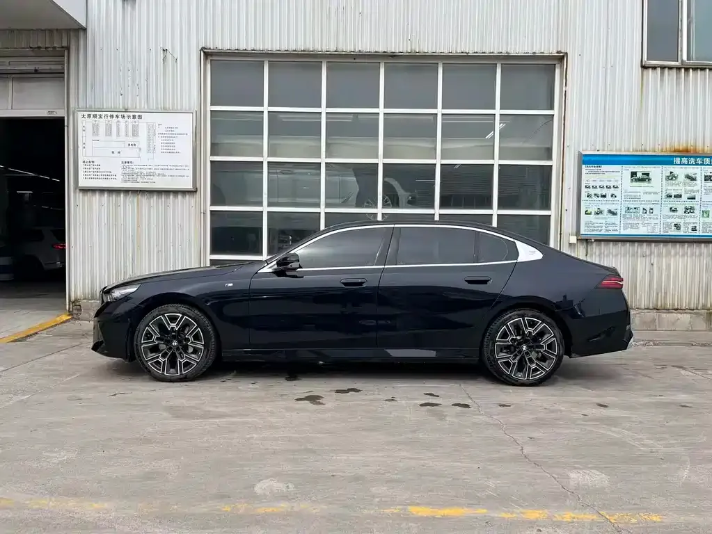 BMW 5 Series 2024 из CN, фото 2