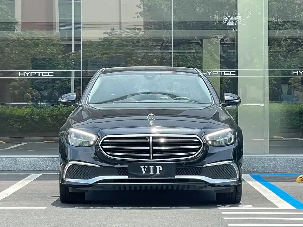 Mercedes-Benz E-Class — фото 1