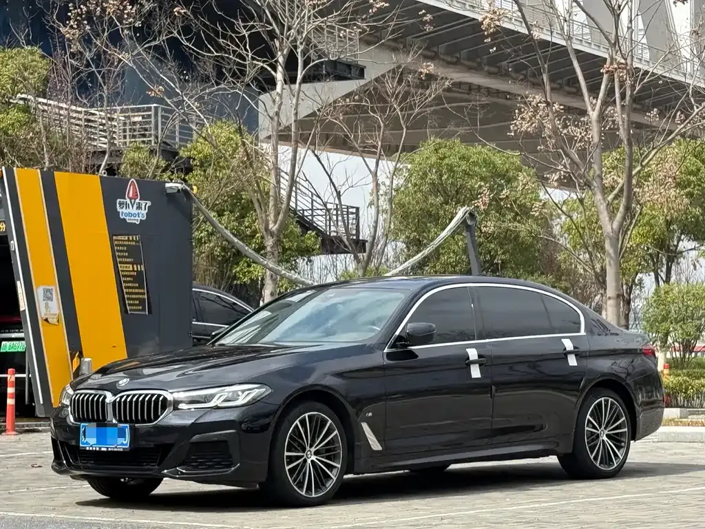 BMW 5 Series — фото 1