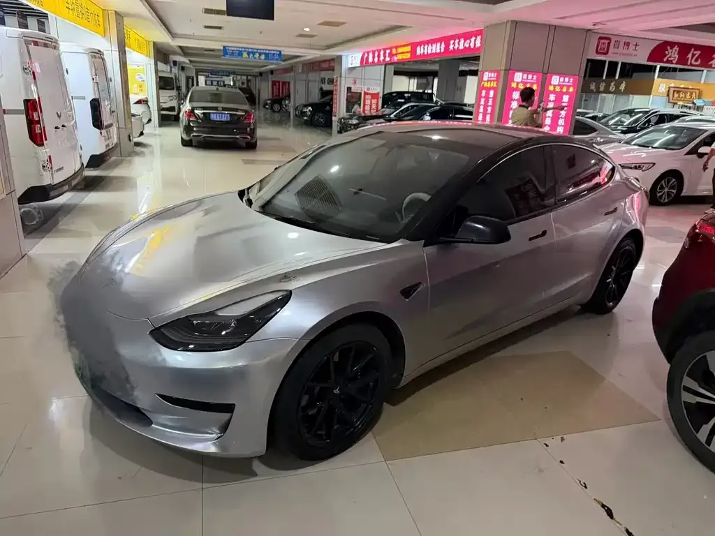 Tesla Model 3 — фото 1