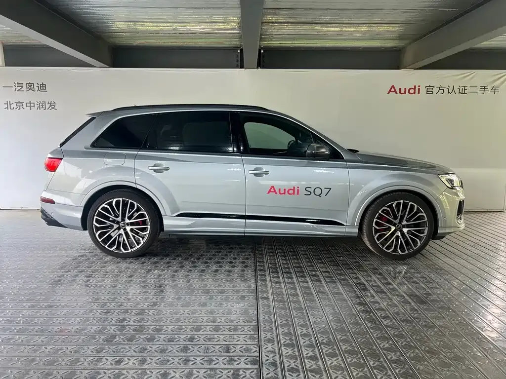 Audi SQ7 2024 из CN, фото 9