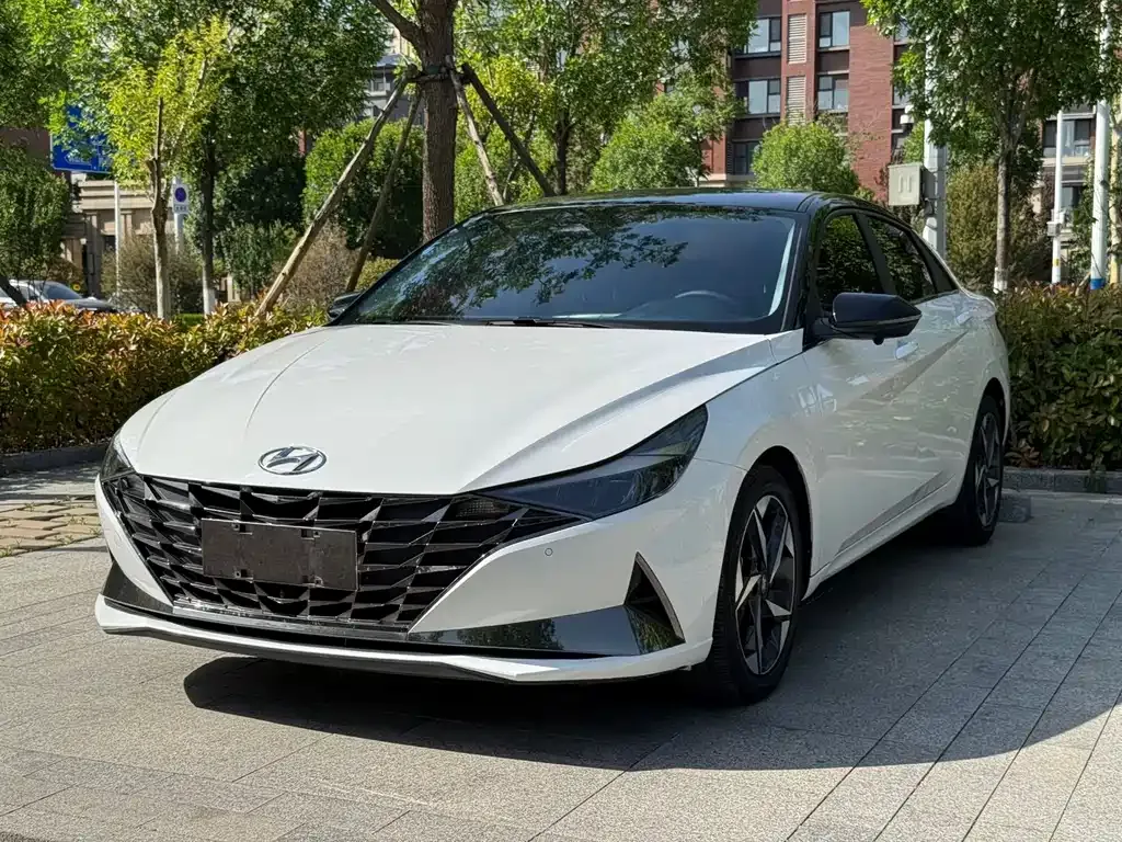 Hyundai Elantra — фото 1
