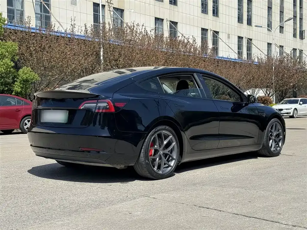 Tesla Model 3 — фото 10