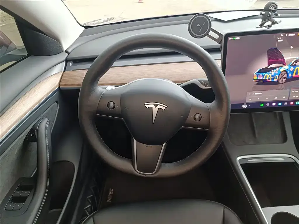Tesla Model 3 — фото 9
