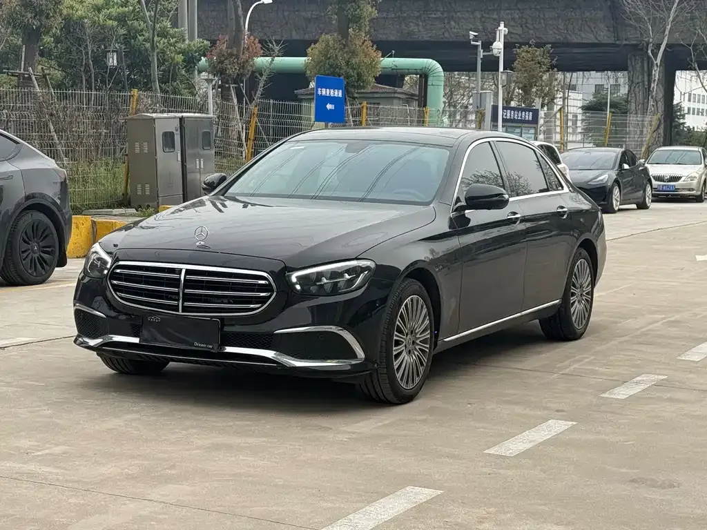 Mercedes-Benz E-Class — фото 1