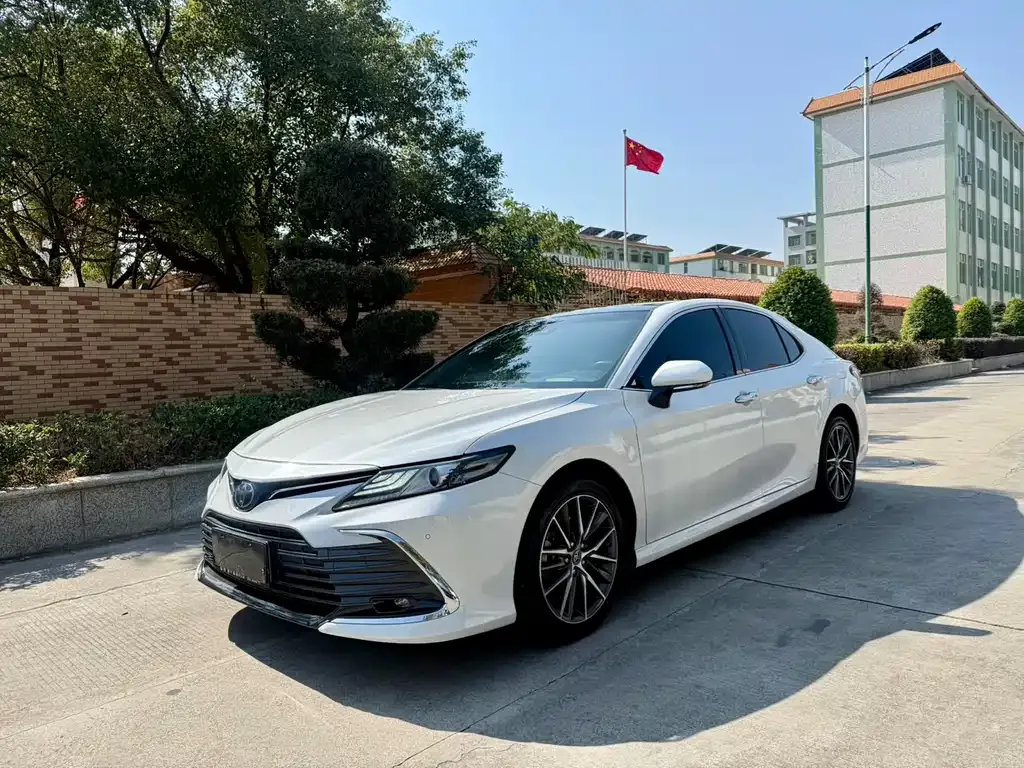 Toyota Camry — фото 1