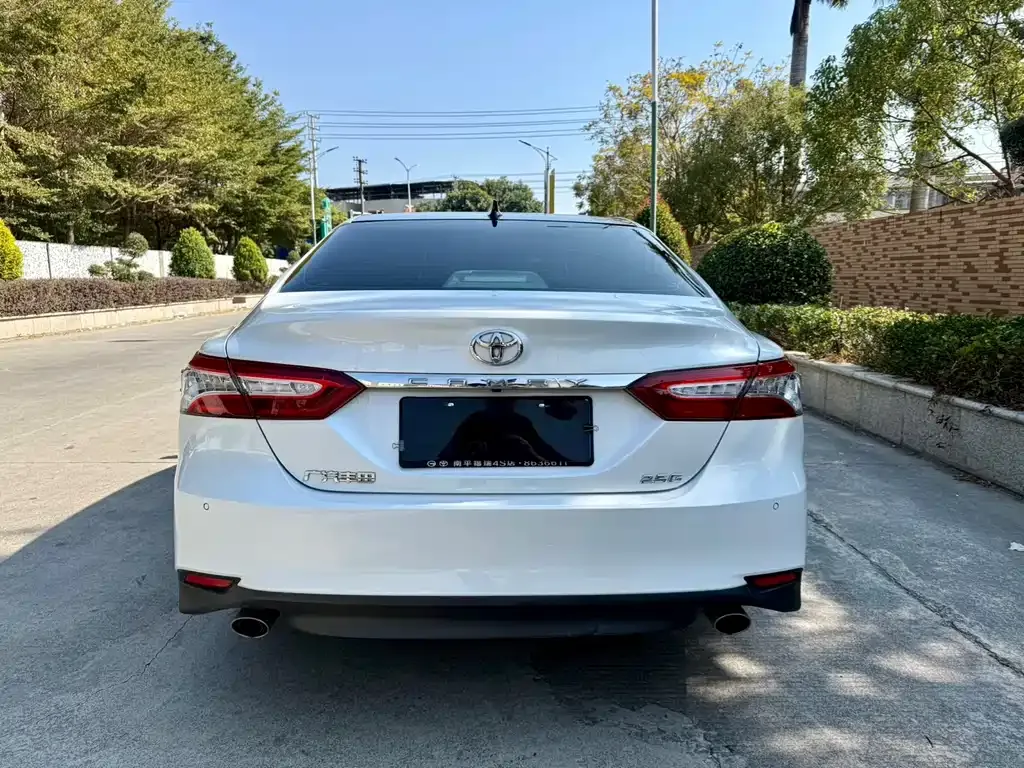 Toyota Camry — фото 9