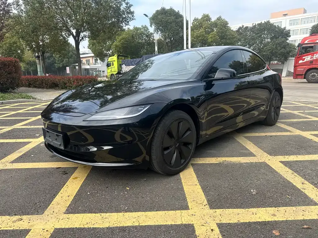 Tesla Model 3 — фото 1
