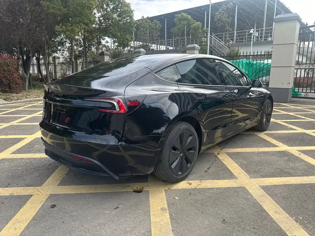 Tesla Model 3 — фото 3