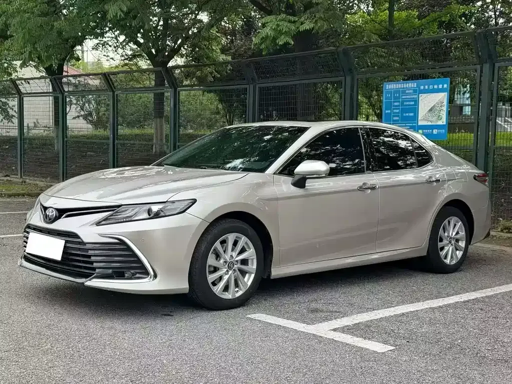 Toyota Camry — фото 1