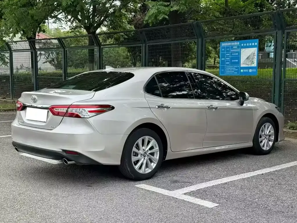 Toyota Camry — фото 10