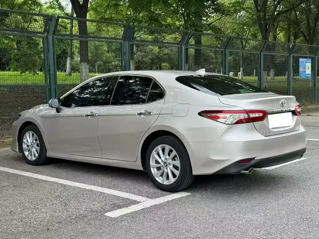 Toyota Camry — фото 6