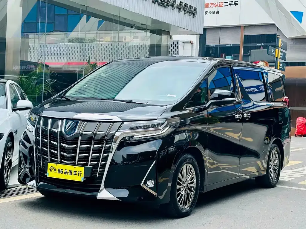 Toyota Alphard — фото 1