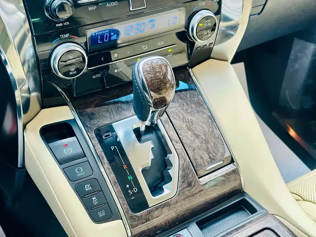 Toyota Alphard — фото 3