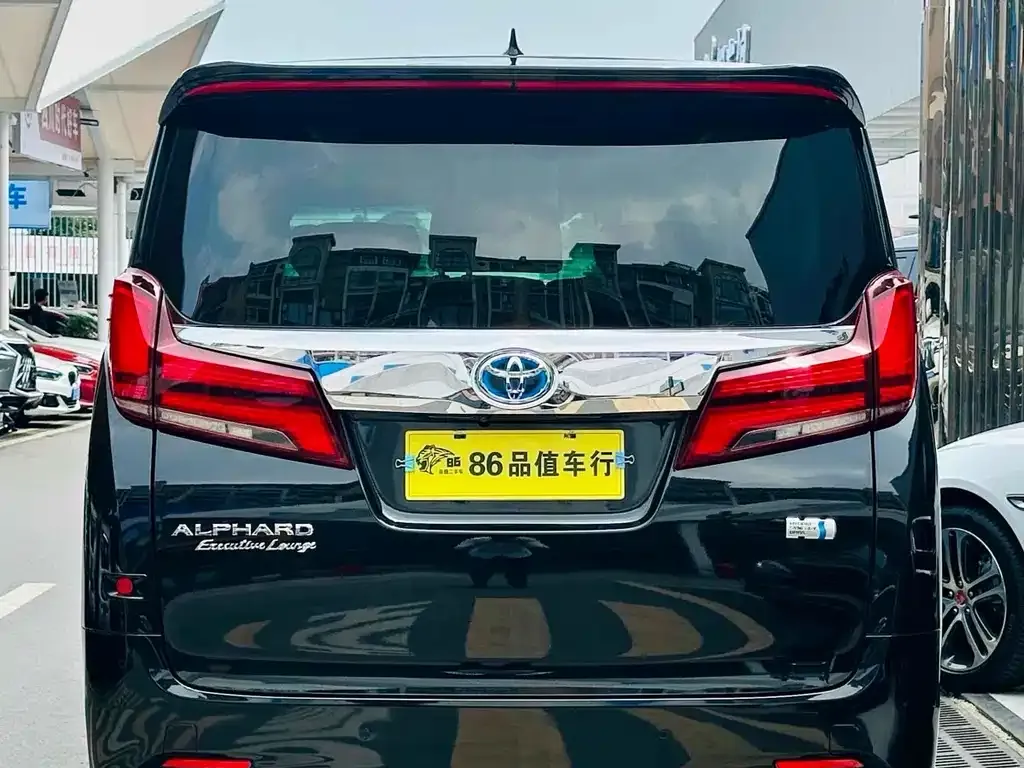 Toyota Alphard — фото 9
