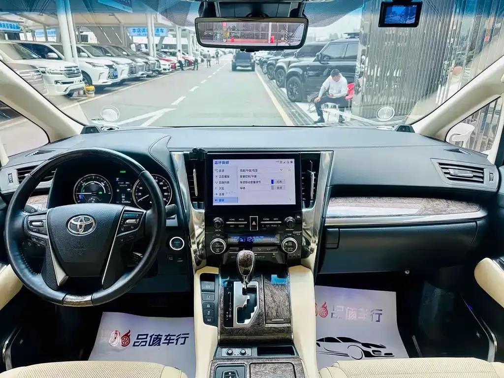 Toyota Alphard — фото 7