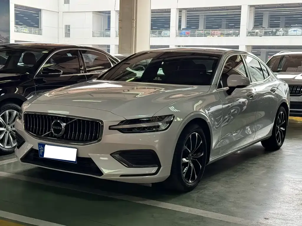 Volvo S60 — фото 1
