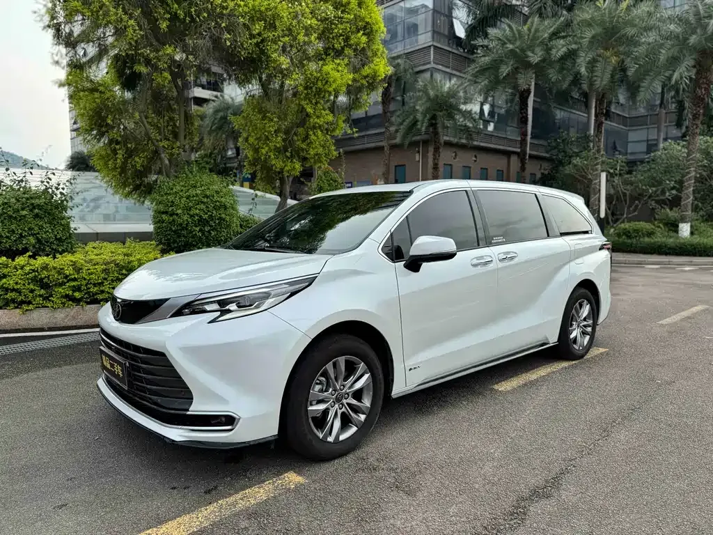 Toyota Sienna — фото 1