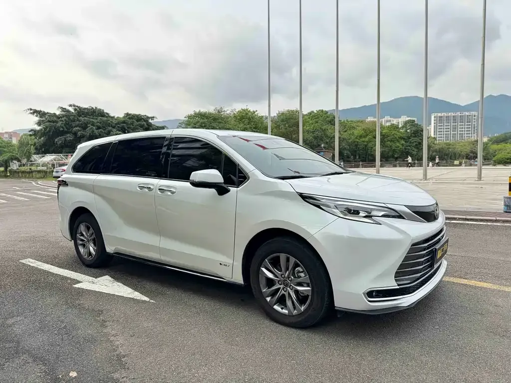 Toyota Sienna — фото 4