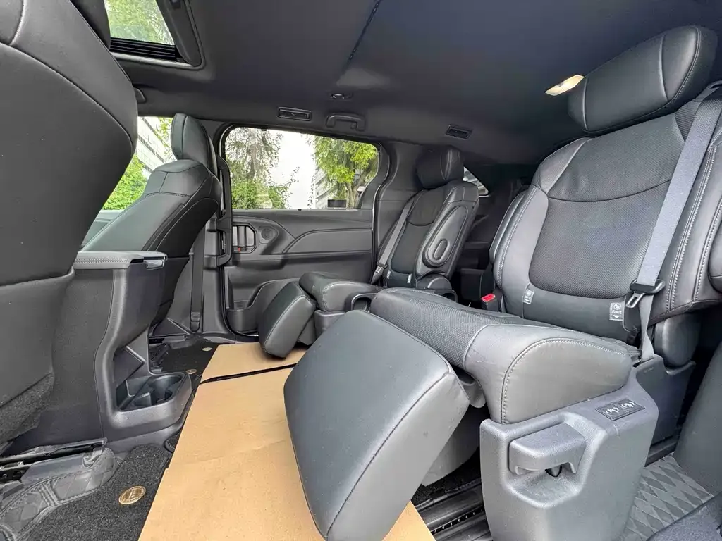 Toyota Sienna — фото 8